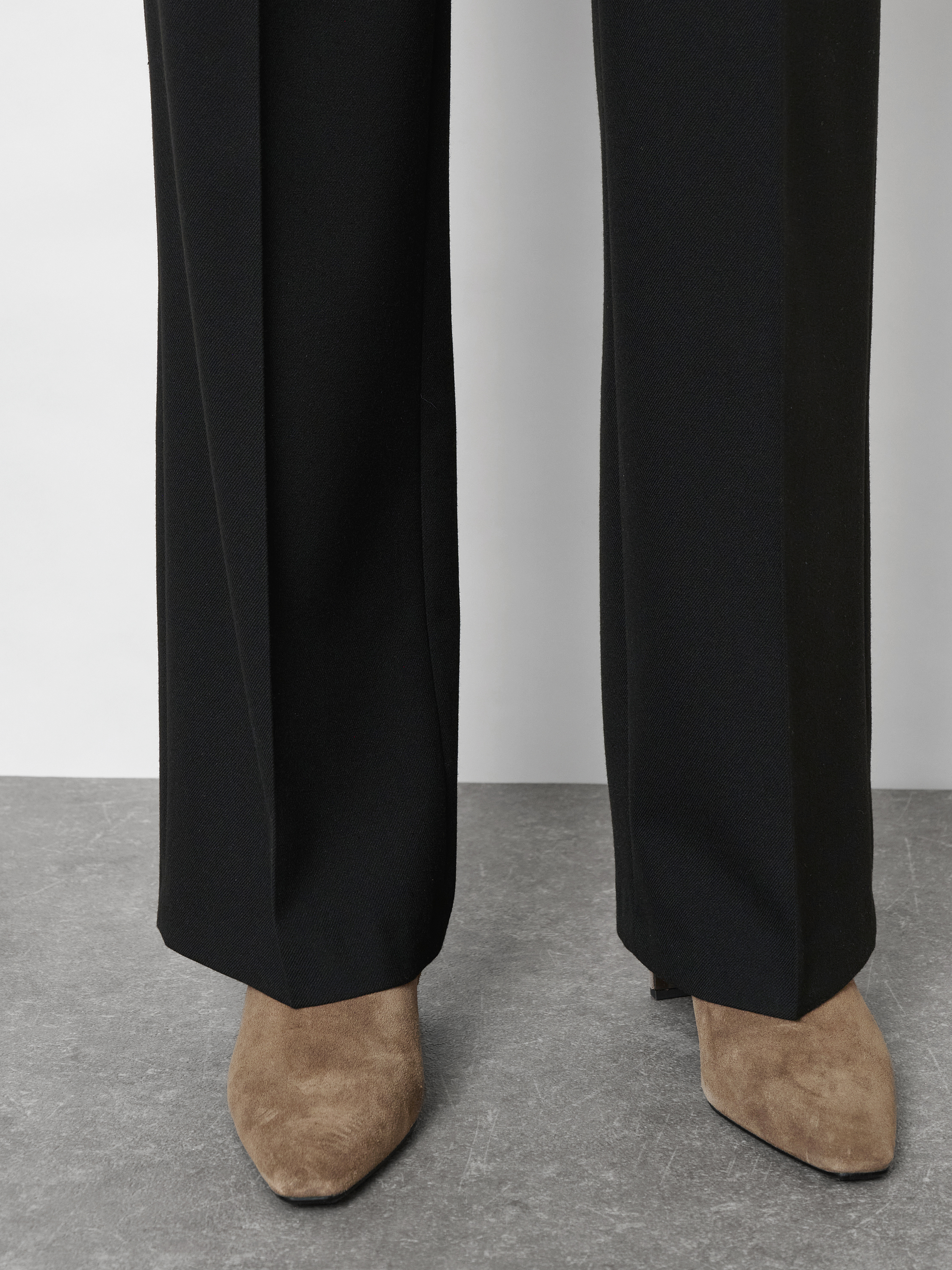 Damenhose Jenny Wide in Schwarz, wide-Leg Hose aus fliessendem Gabardine, zweite Detailansicht