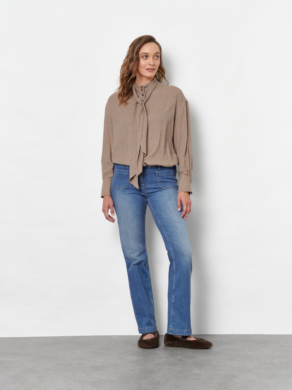 Damenbluse Alva in Camel, Schluppenbluse mit Pepitamuster, Outfitansicht am Model