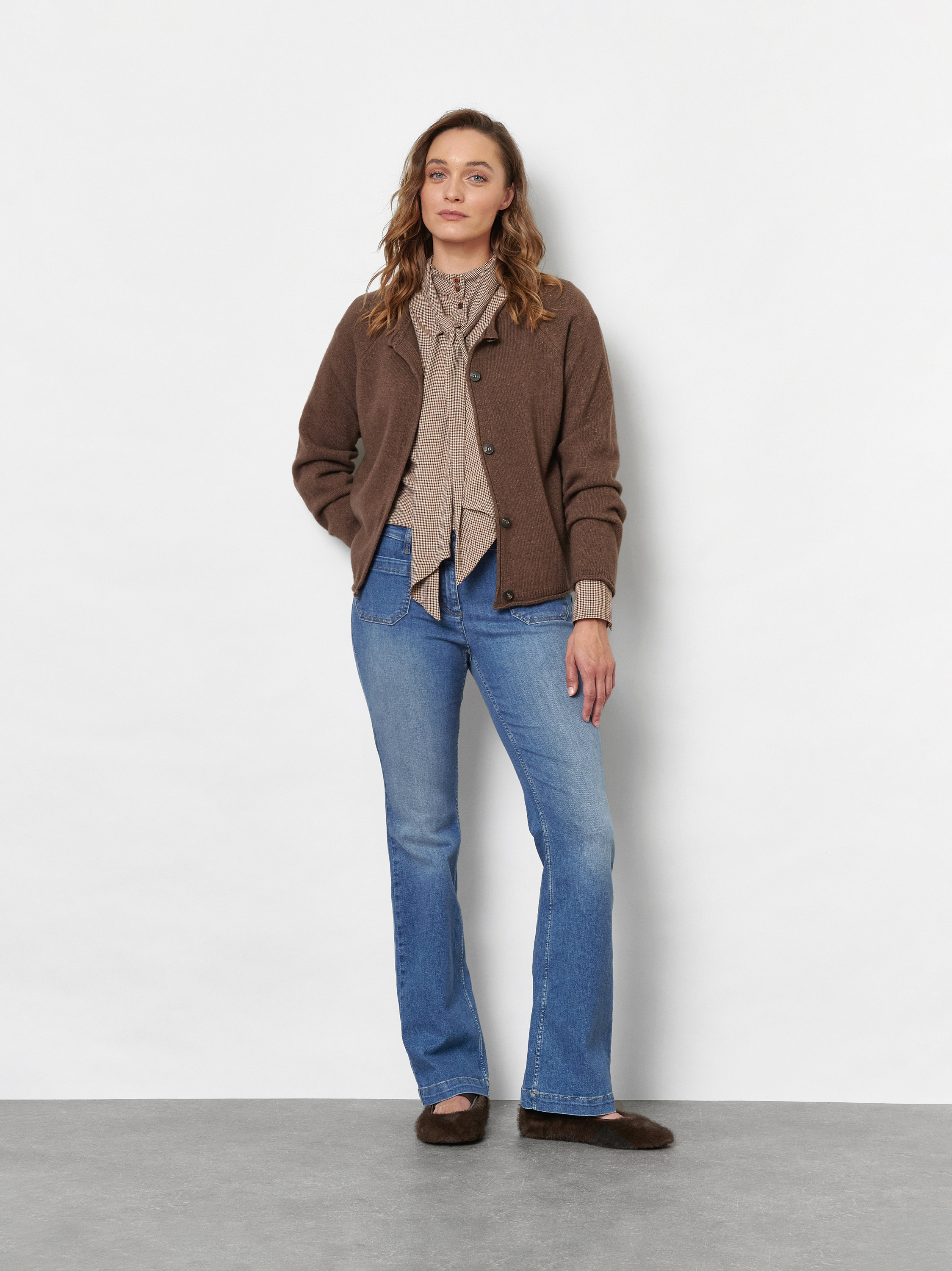 Damenbluse Alva in Camel, Schluppenbluse mit Pepitamuster, Outfitansicht am Model