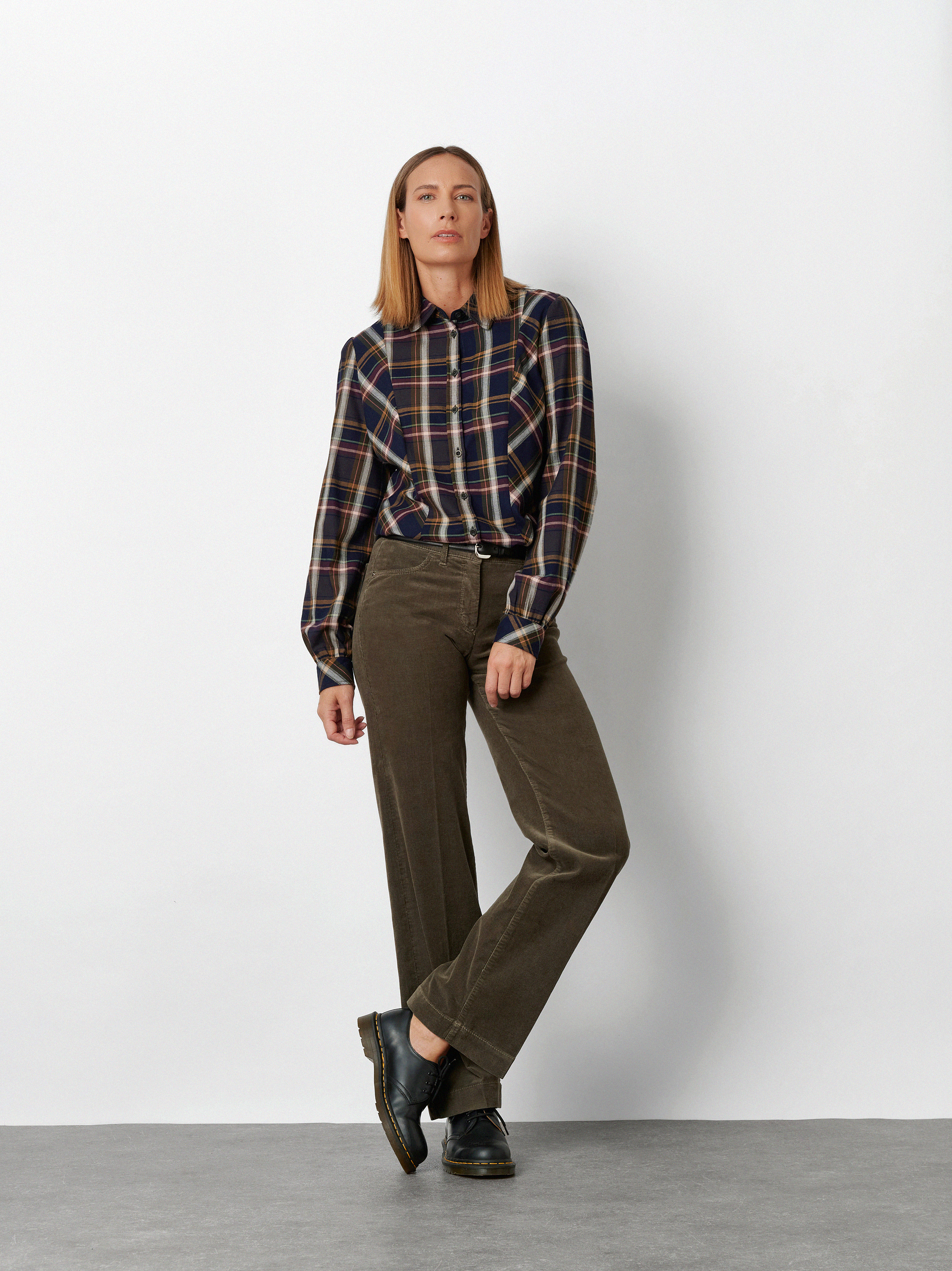 Damenhose Jenny Wide in Oliv, wide-Leg Cordhose, Outfitansicht am Model