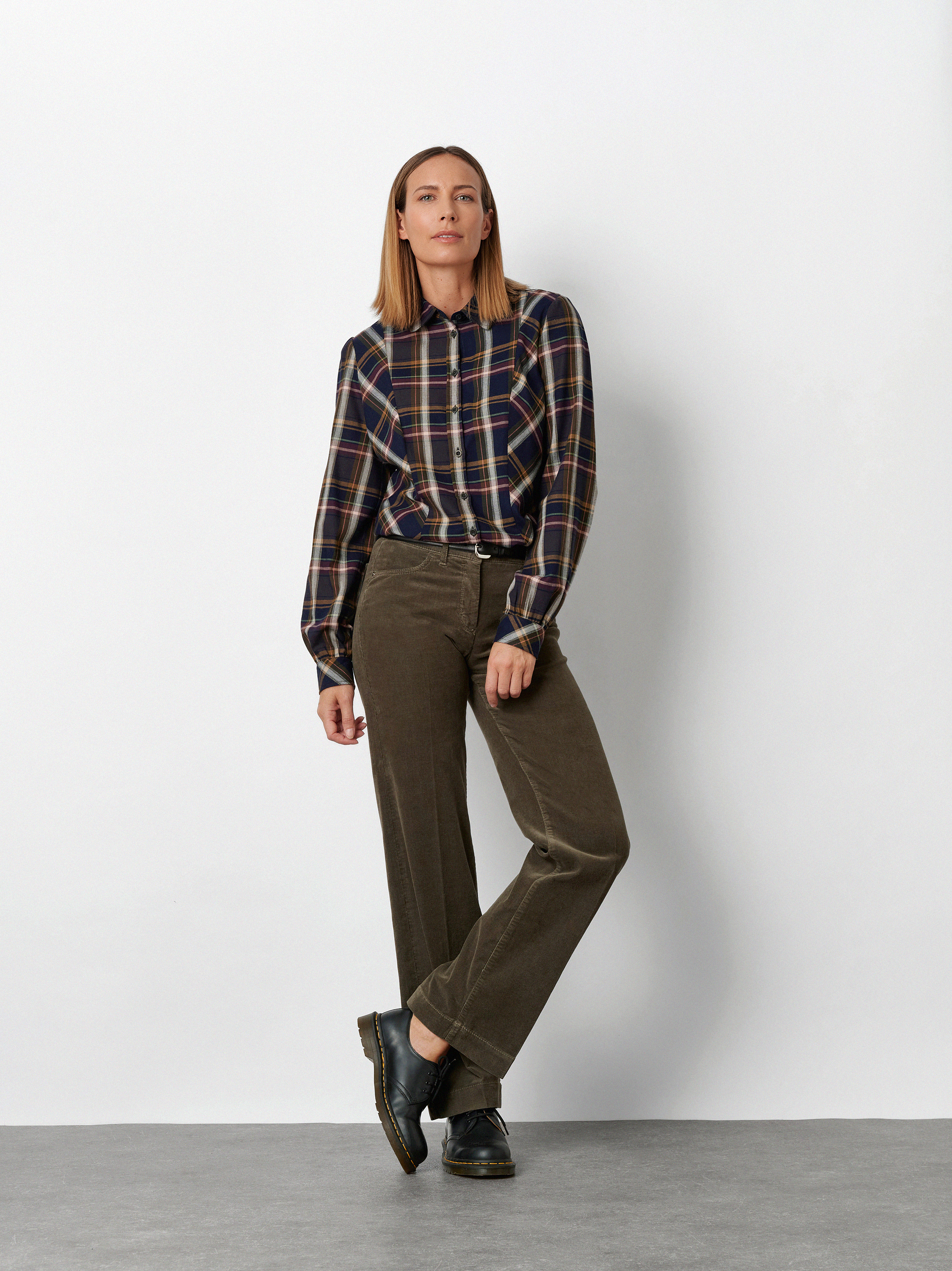 Damenhose Jenny Wide in Oliv, wide-Leg Cordhose, Outfitansicht am Model