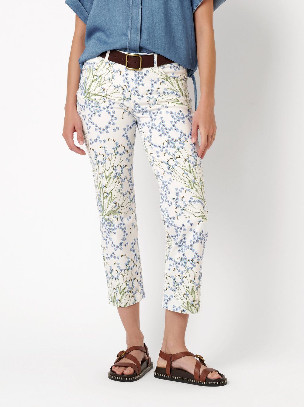 Damenjeans Ella 7/8 in offwhite / blue, verkuerzte Jeans mit Flowerprint, Frontansicht am Model getragen