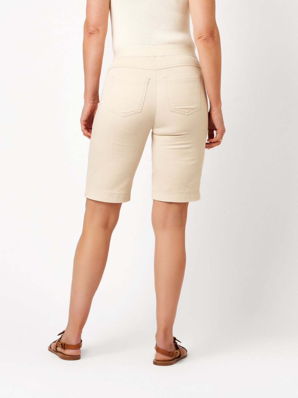 Damenshorts Alice Bermuda in light beige, Bermuda mit sportivem Gummibund, Rueckansicht am Model getragen
