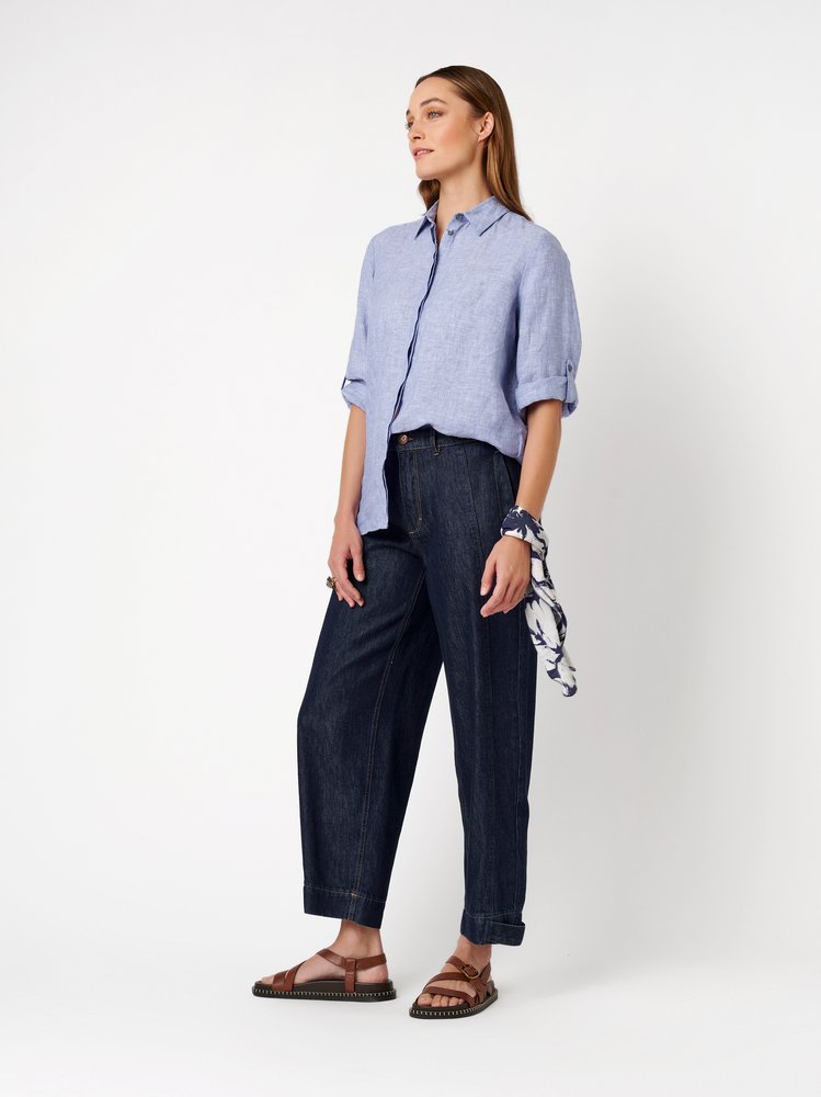 Damenbluse Clay in light blue, entspanntes Leinenhemd, Outfitansicht am Model