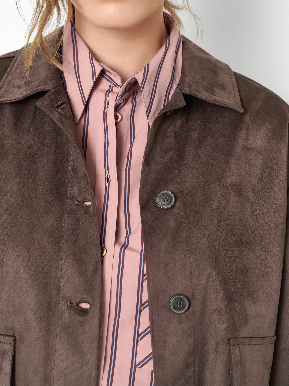Damenjacke Jara in Dunkelbraun, boxy-Jacke in Velourslederoptik, Detailansicht