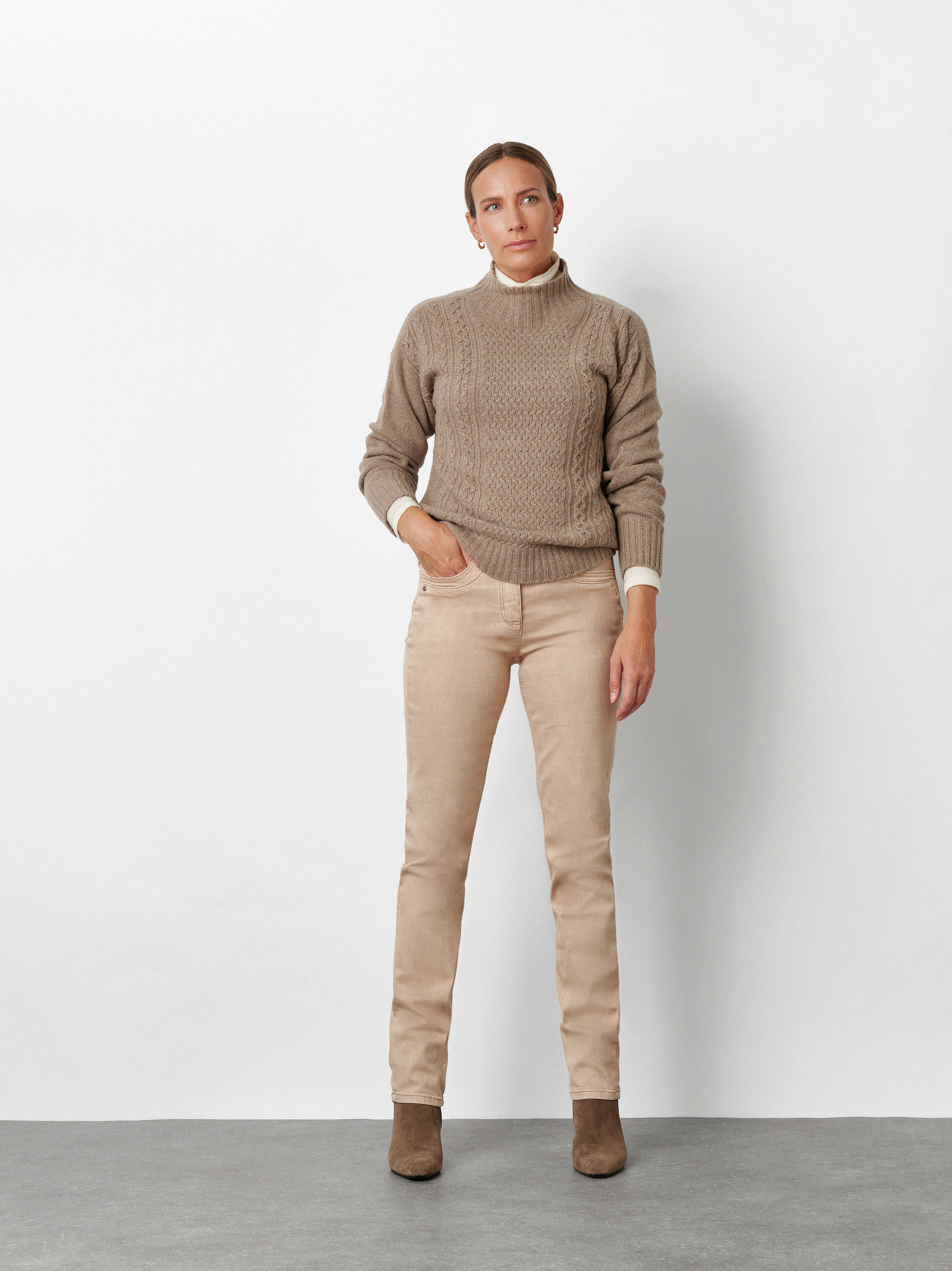 Damenjeans Be Loved in Beige, high-Waist Jeans in Colour Denim, Frontansicht am Model getragen