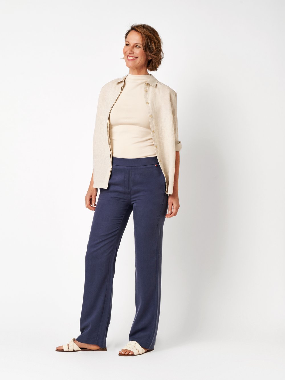 Damenhose Scarlet Wide in blue, Figurumspielende Buegelfaltenhose, Outfitansicht am Model