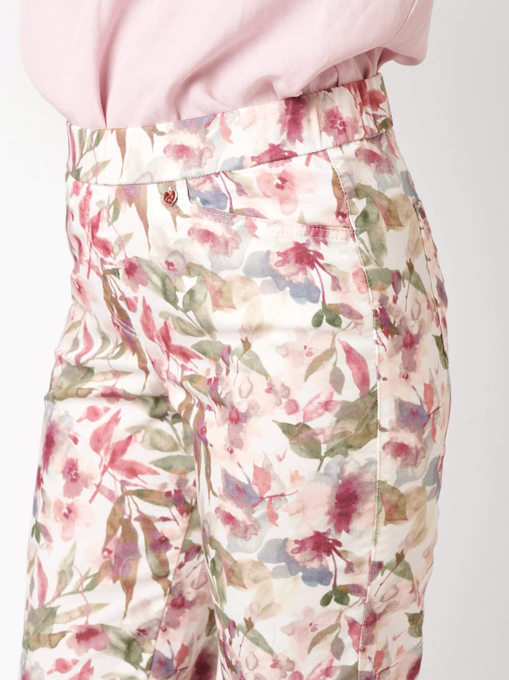 Damenhose Scarlet 3/4 in multicolour, Entspannte 3/4-Hose mit Bluetenprint, Detailansicht