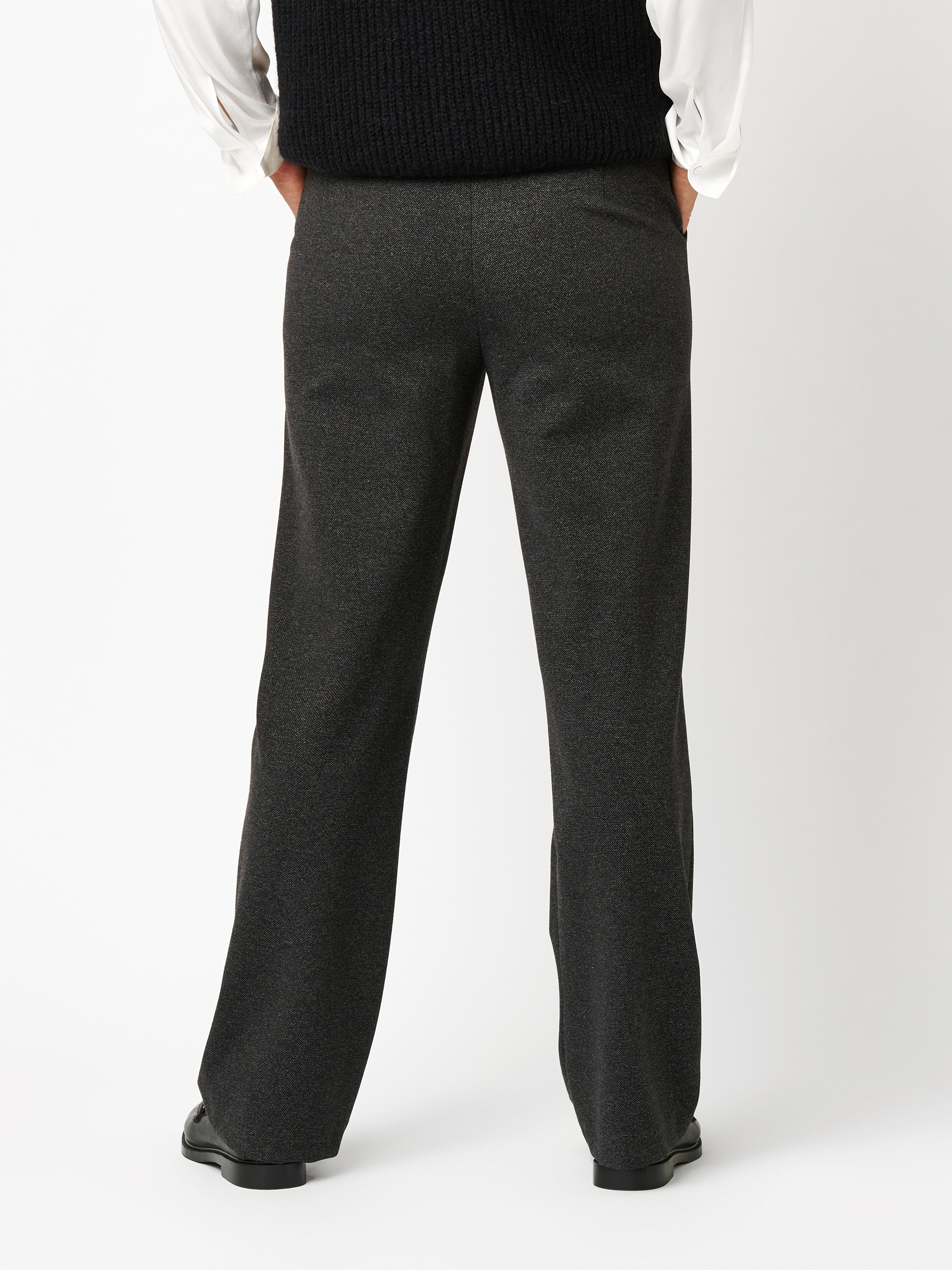 Damenhose Scarlet Wide in Anthrazit, Weite Hose in Tweed-Optik, Rueckansicht am Model getragen
