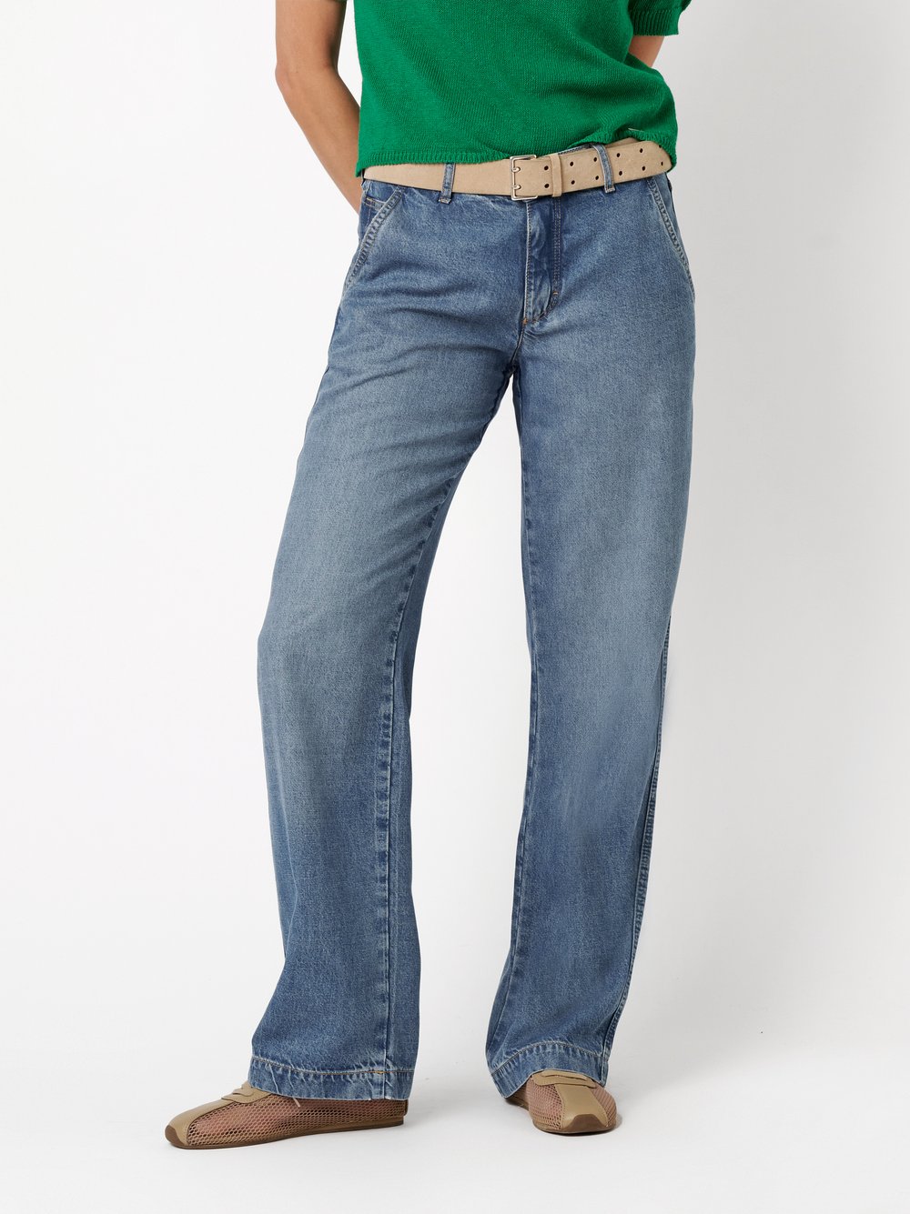 Damenjeans Liv Wide in mid blue, Fliessende Wide Leg Jeans, Frontansicht am Model getragen