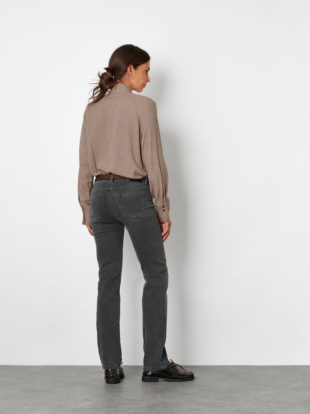 Damenjeans Perfect Shape in Grau, regular-Fit Jeans mit Shapingeffekt, Rueckansicht am Model getragen