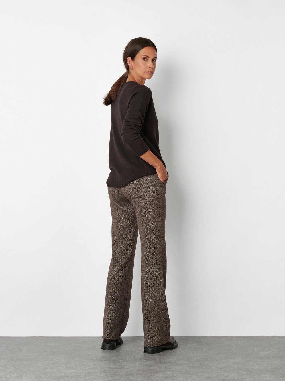 Womens trousers Jenny Wide in Brown, wide leg trousers in a melange look, back view worn by model