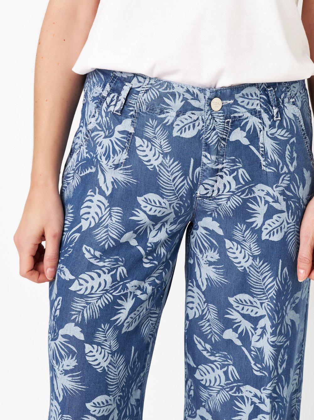 Damenjeans Liv Wide in blue, Fliessende Wide Leg mit tropischem Print, Detailansicht