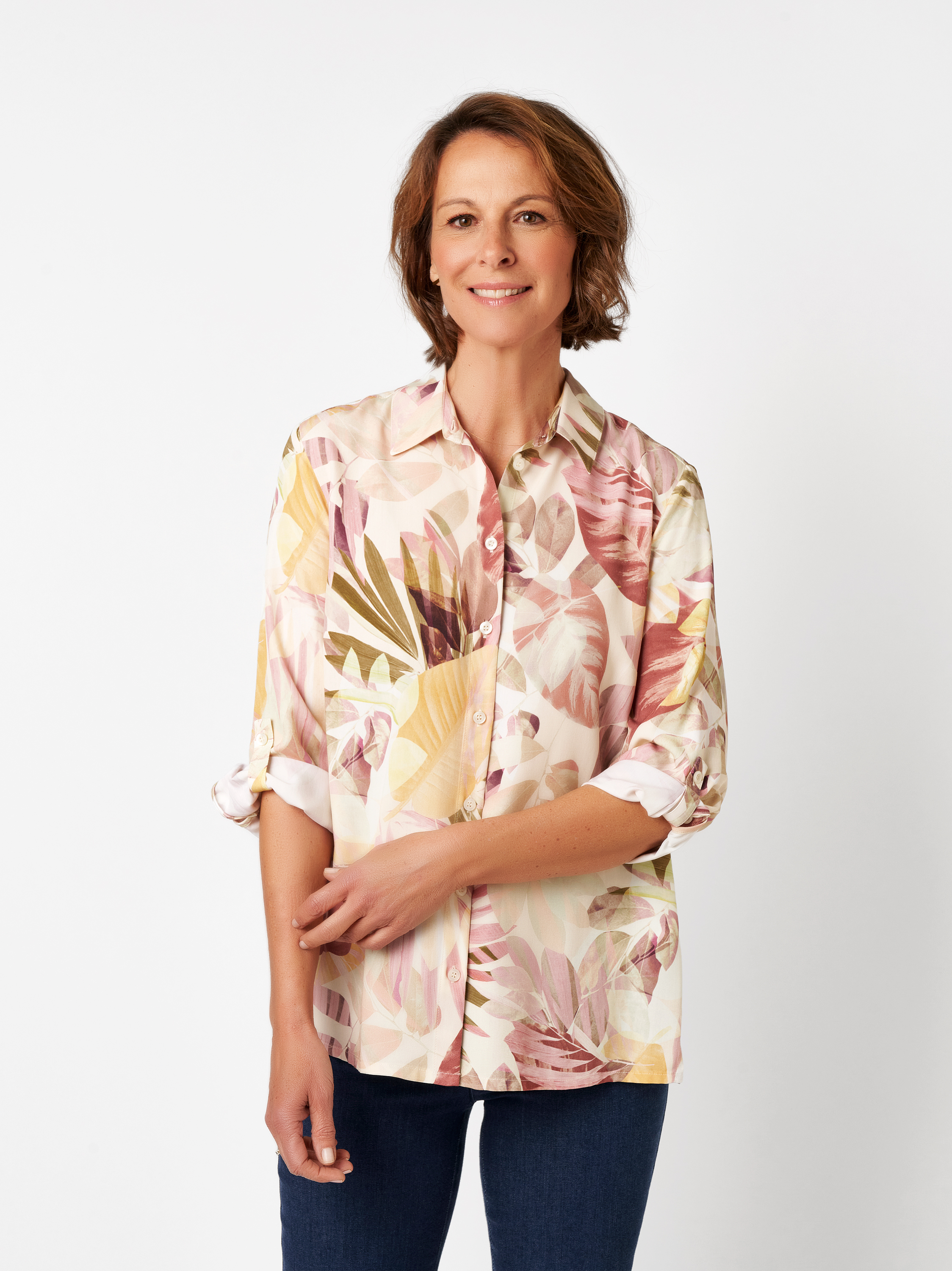 Damenbluse Sweet Bea in multicolour green, Seidige Bluse mit tropischem Print, Frontansicht am Model getragen