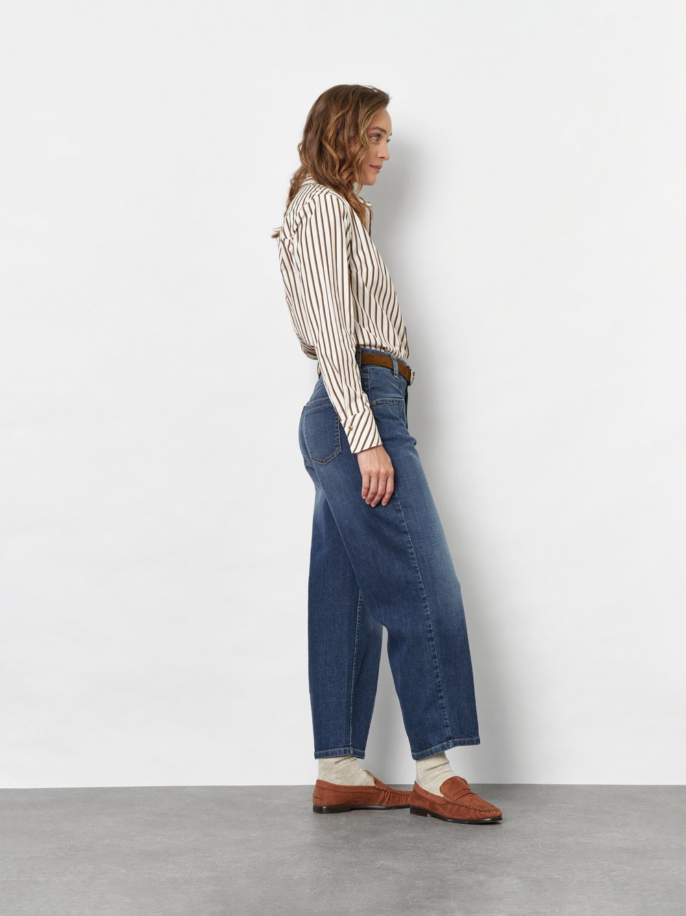 Damenjeans Liv Barrel in Mid Blue Used, barrel-Jeans mit markanten Fronttaschen, Outfitansicht am Model