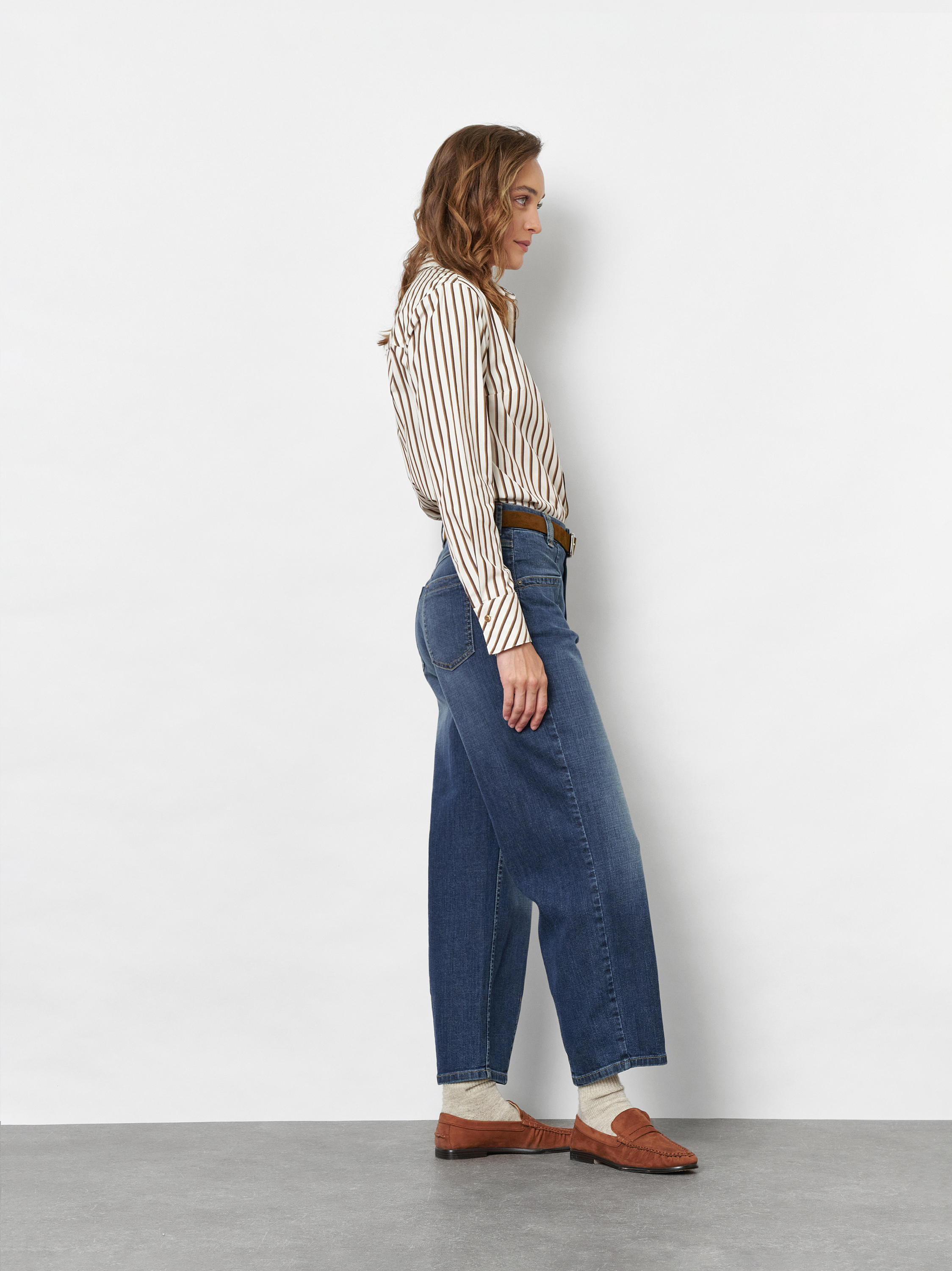 Damenjeans Liv Barrel in Mid Blue Used, barrel-Jeans mit markanten Fronttaschen, Outfitansicht am Model