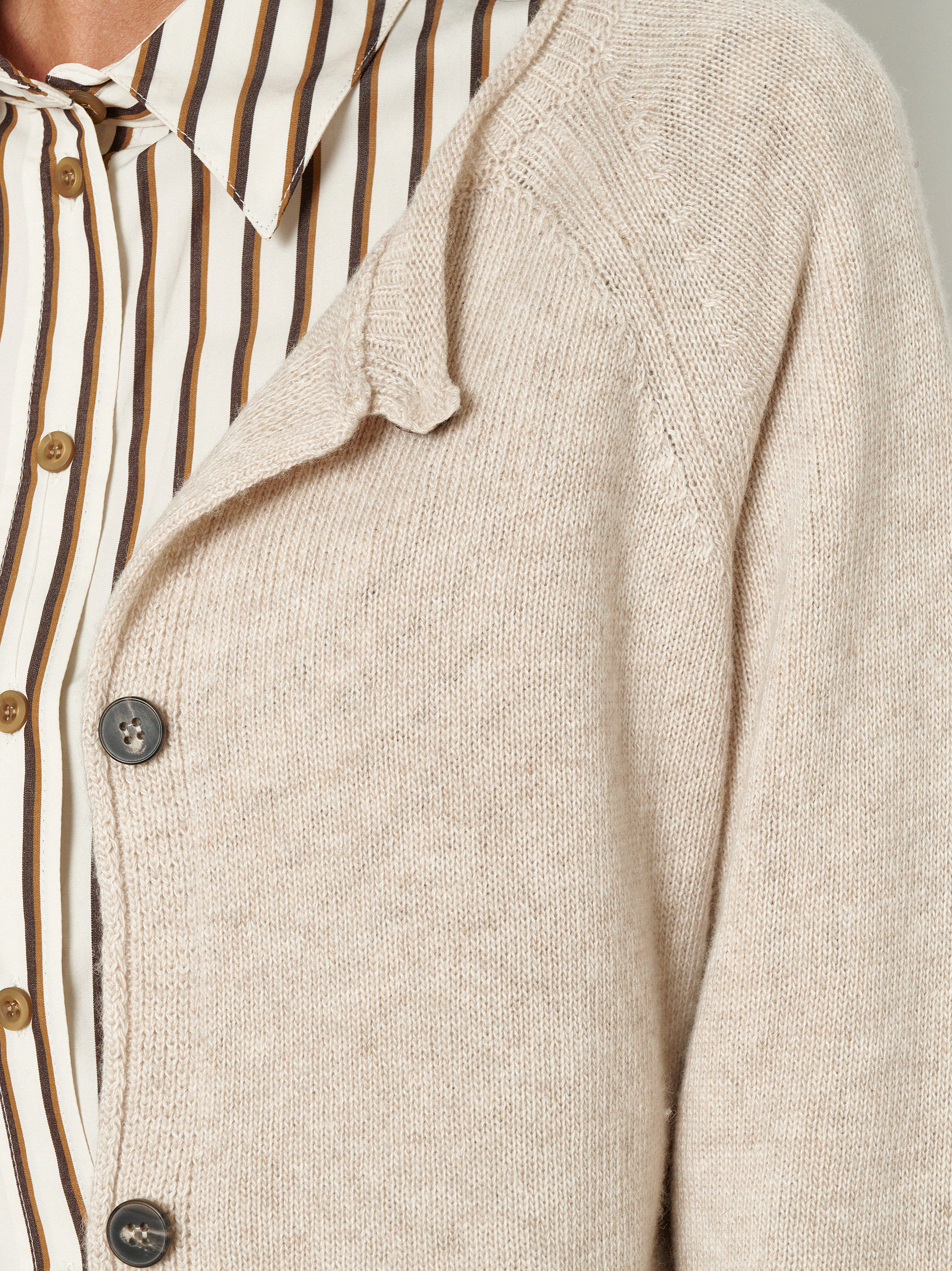 Damenstrickjacke Holy in Creme, Feinstrickcardigan mit Kaschmir, Detailansicht