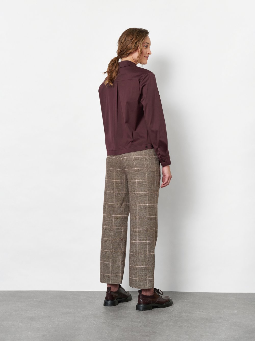 Damenhose Sue in Camel, Entspannte 7/8-Hose mit Karomuster, Rueckansicht am Model getragen