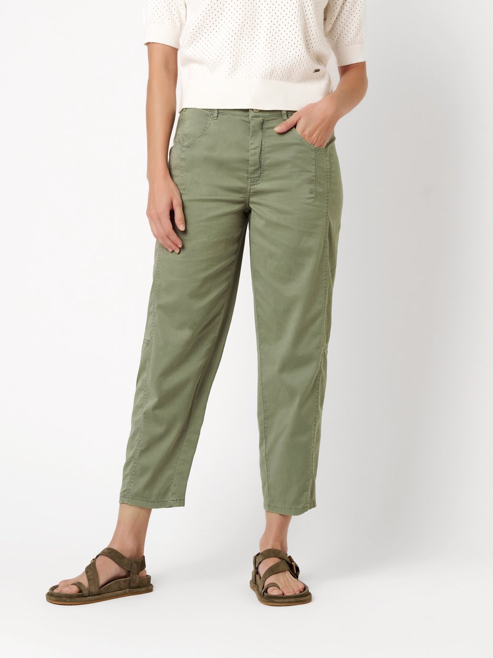 Damenhose Liv Barrel in khaki, barrel-Fit Hose mit doppelter Seitennaht, Frontansicht am Model getragen