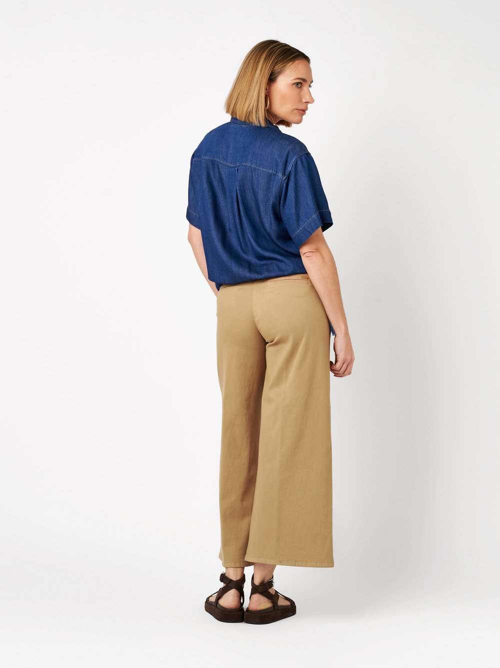 Damenjeans Jenny Culotte in light brown, Culotte aus leichtem Denim, Rueckansicht am Model getragen