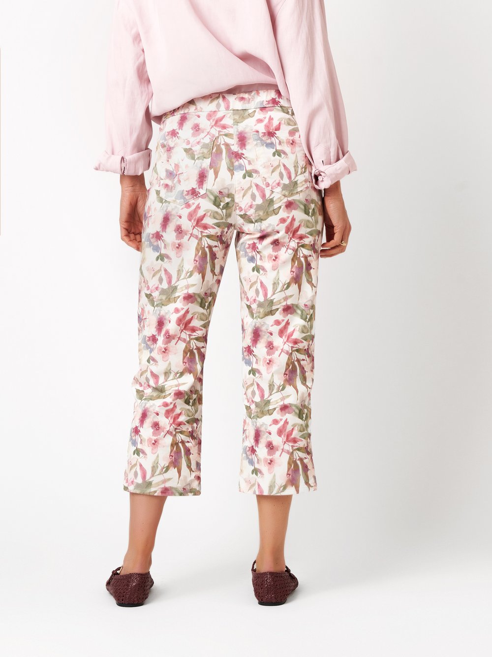 Damenhose Scarlet 3/4 in multicolour, Entspannte 3/4-Hose mit Bluetenprint, Rueckansicht am Model getragen