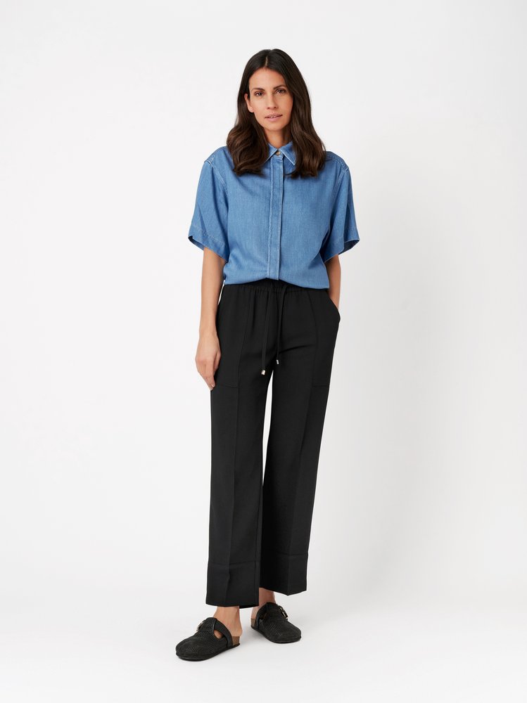 Womens trousers Sue Ankle in black, casual twill pants in cargo style, outfit view worn by model
