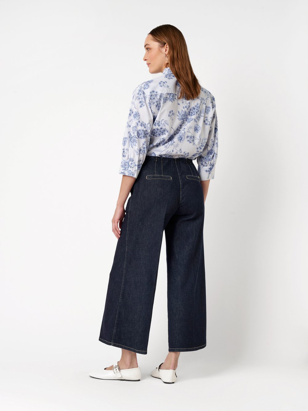 Damenjeans Jenny Culotte in dark blue, Jeans-Culotte mit cleanem Formbund, Rueckansicht am Model getragen