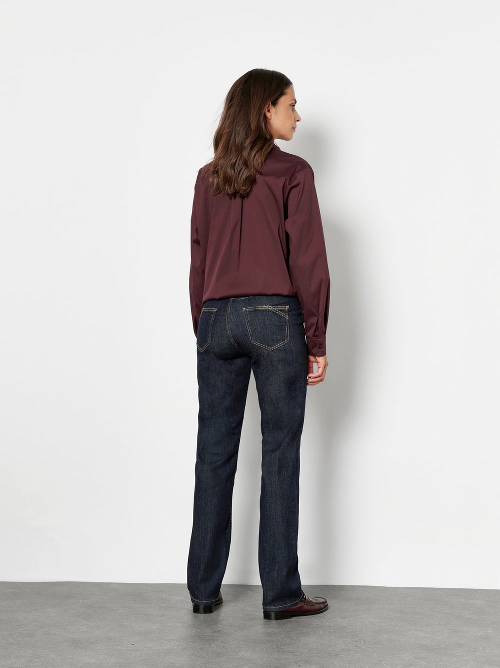 Damenjeans Liv in Rinsed Blue, straight-Fit Jeans aus Colour Denim, Rueckansicht am Model getragen