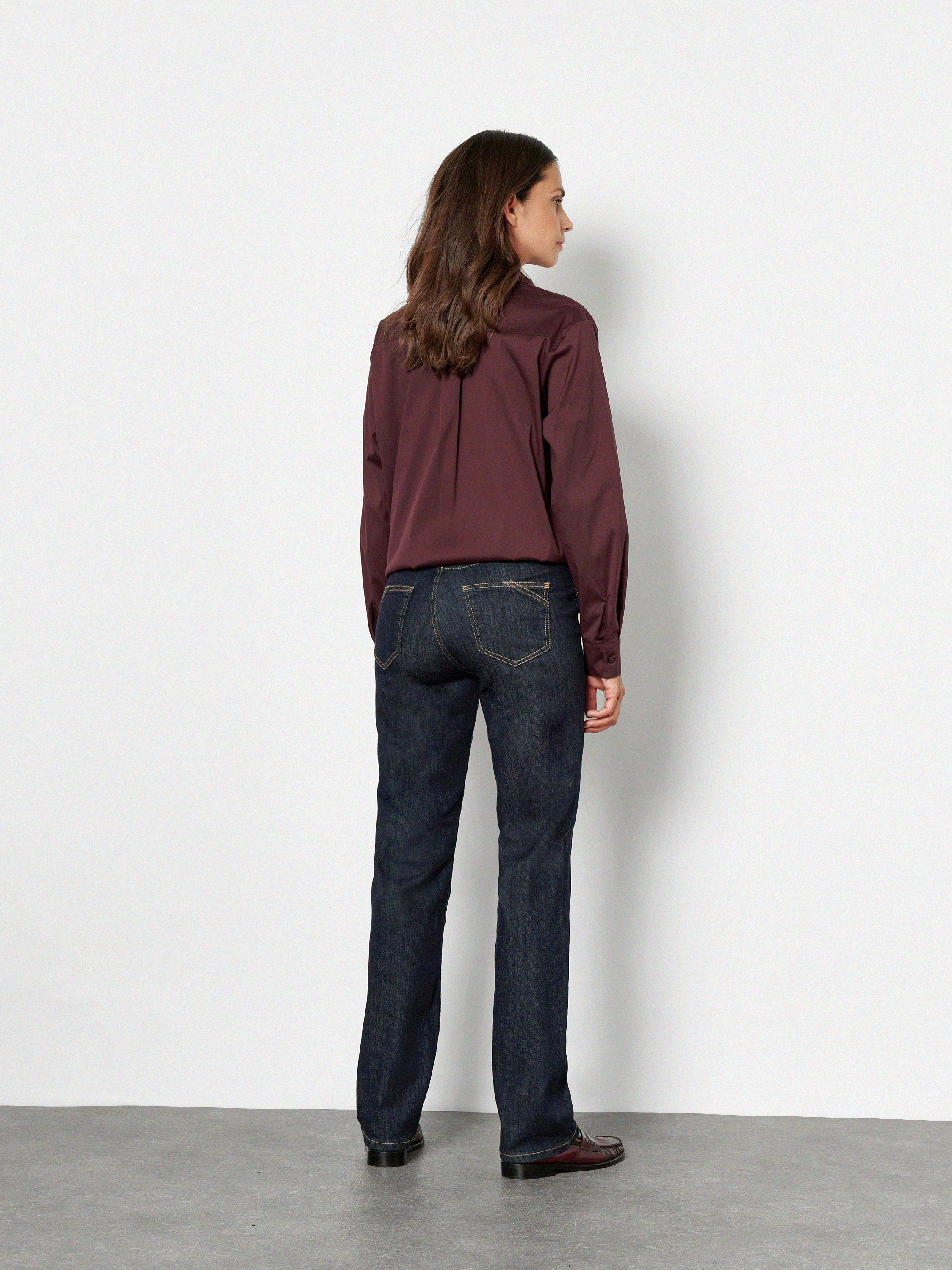 Womens jeans Liv in Rinsed Blue, straight-fit jeans, back view worn by model