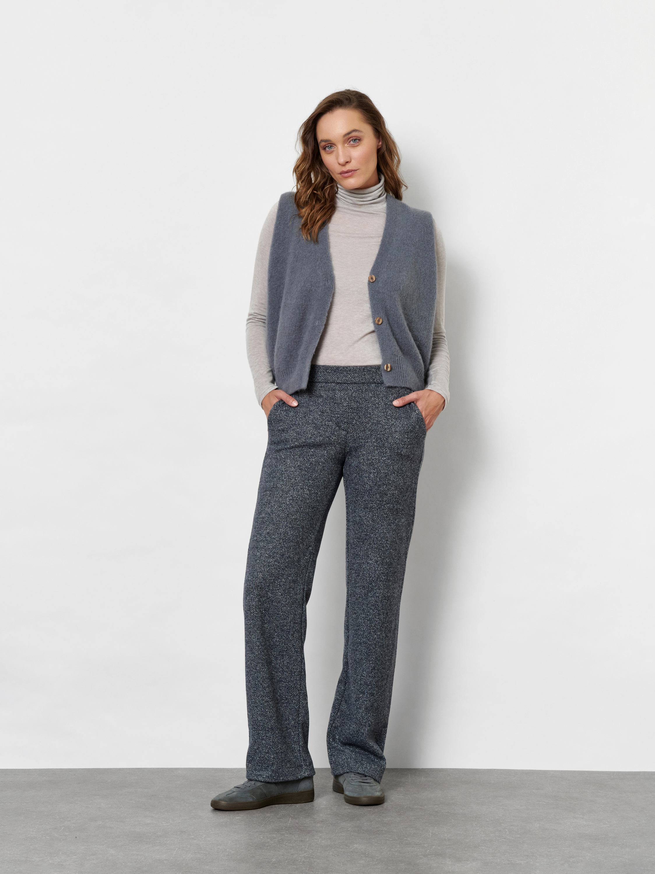 Damenhose Jenny Wide in Dark Blue, wide-Leg Hose in melierter Optik, Outfitansicht am Model