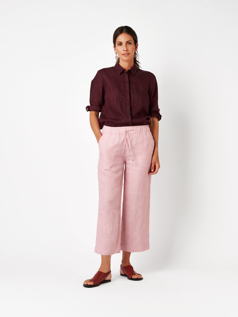 Damenhose Pia 3/4 in rose, Legere 3/4-Hose aus Leinen, Frontansicht am Model getragen