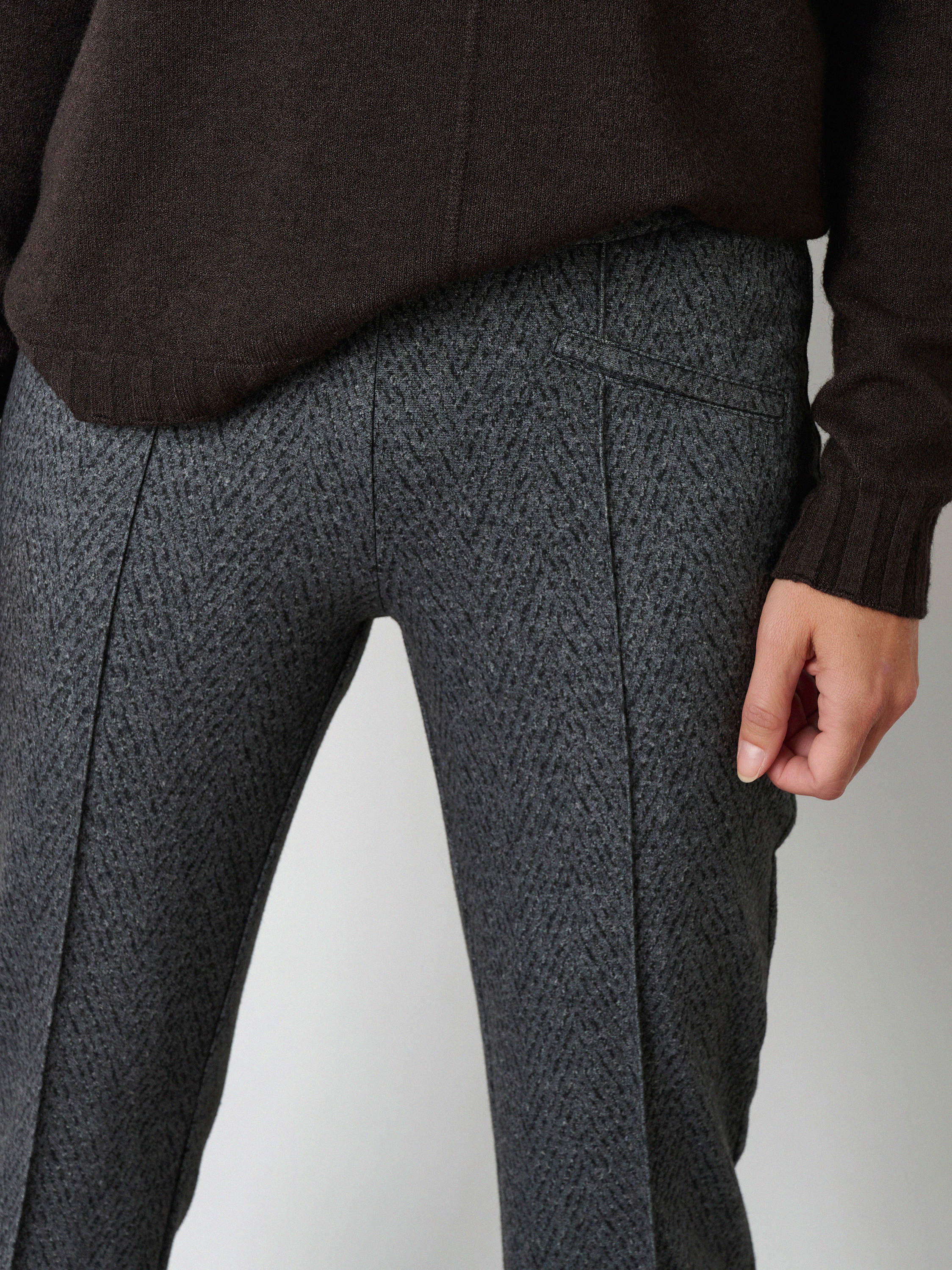 Womens trousers Jenny in Anthracite, 7/8 trousers in herringbone, second detail view