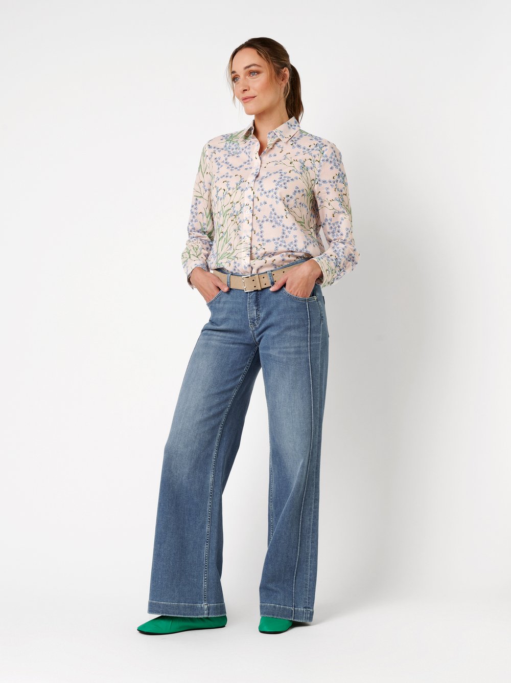 Damenjeans Ella Wide in blue, Wide Leg Jeans mit Teilungsnaehten, Outfitansicht am Model