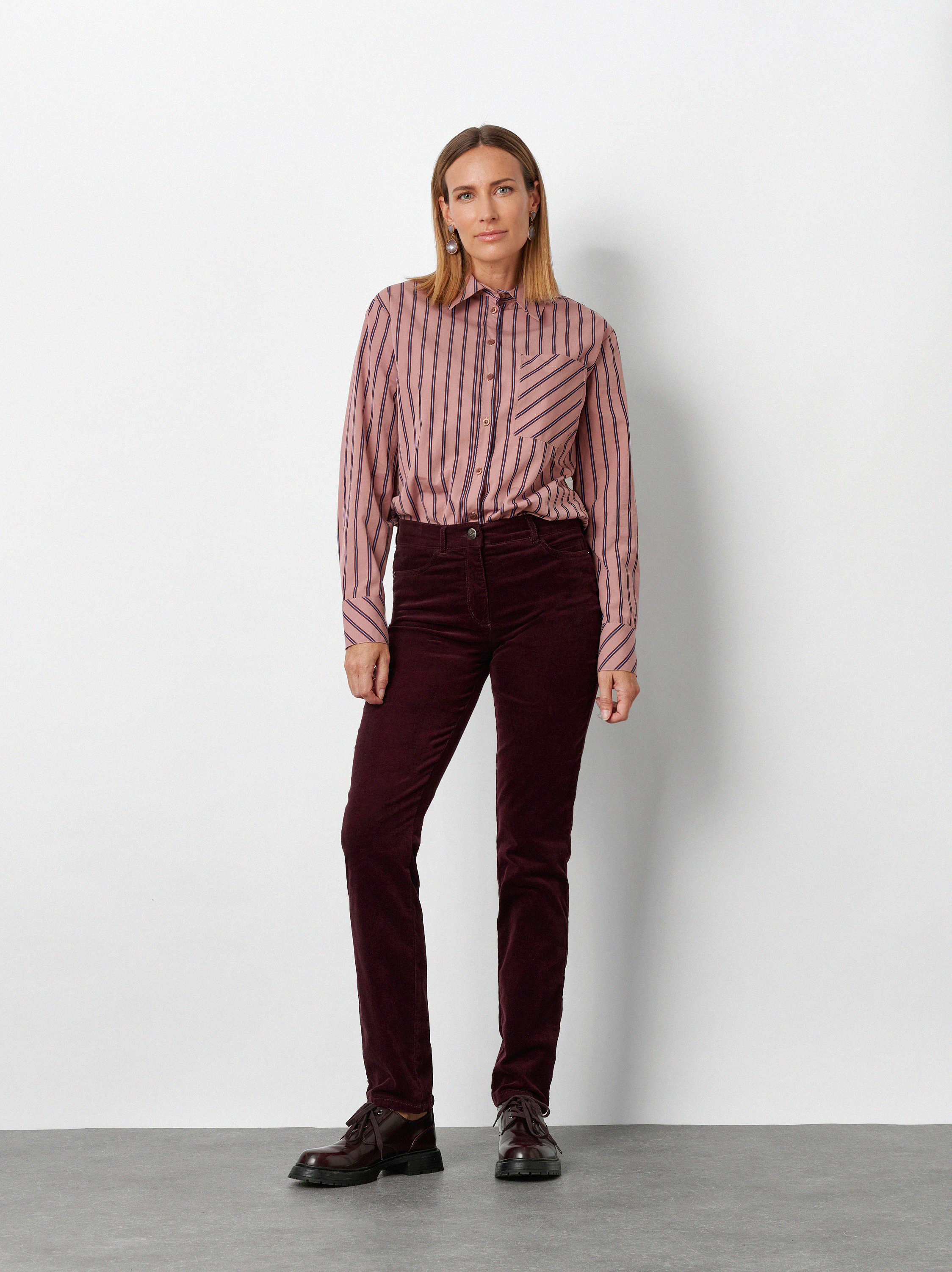 Damenhose Be Loved in Beere, Cordhose mit hohem Bund, Outfitansicht am Model