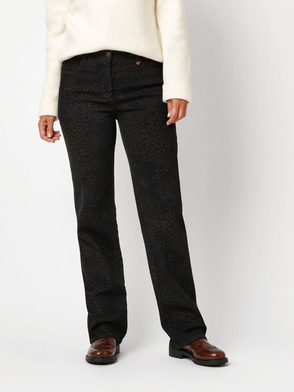 Damenjeans Meine beste Freundin in Dunkelbraun, straight-Fit Hose mit Leoprint, Frontansicht am Model getragen