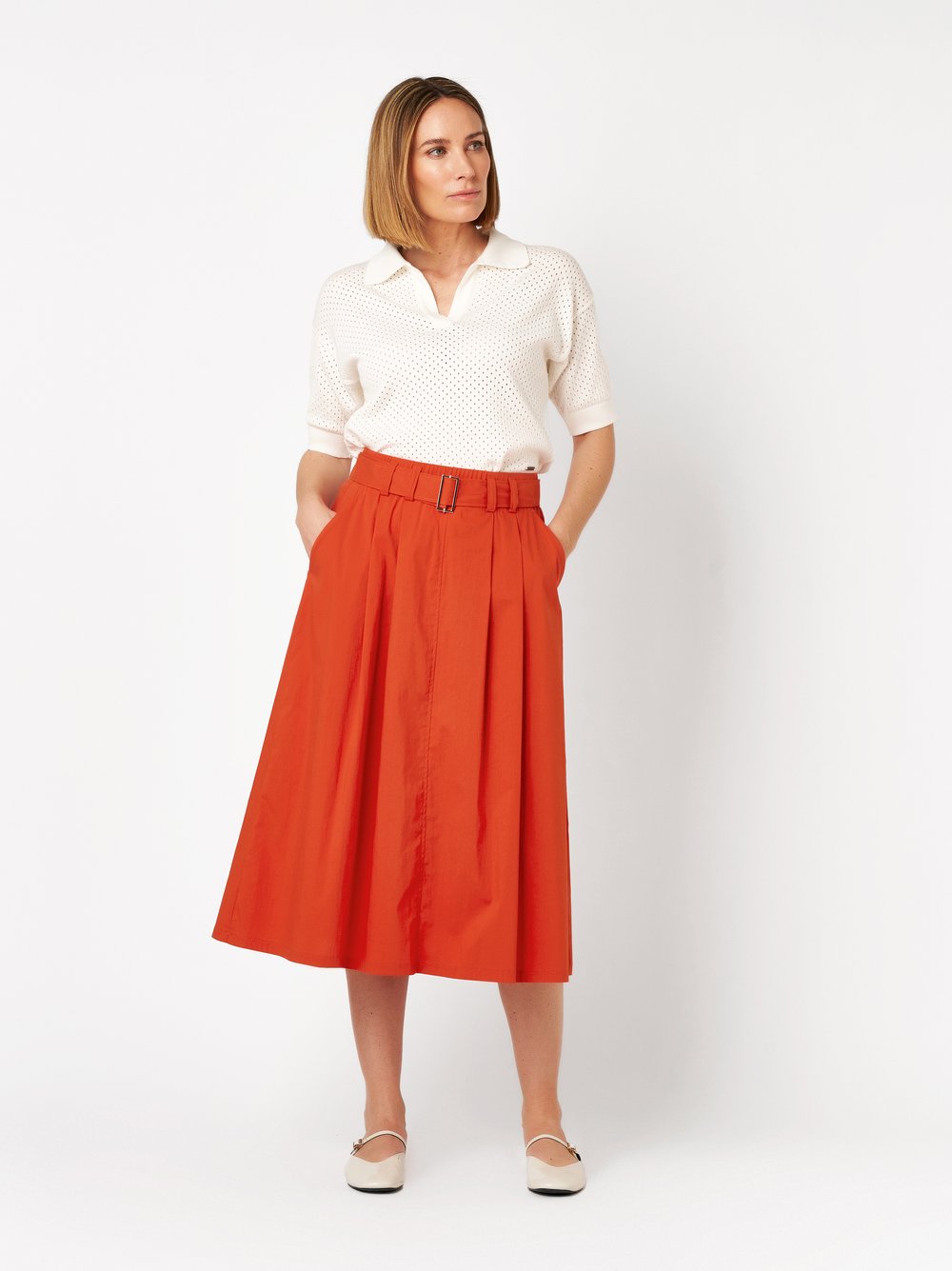 Damenrock Midi Skirt in red, midi-Rock mit Bundfalten und Guertel, Outfitansicht am Model