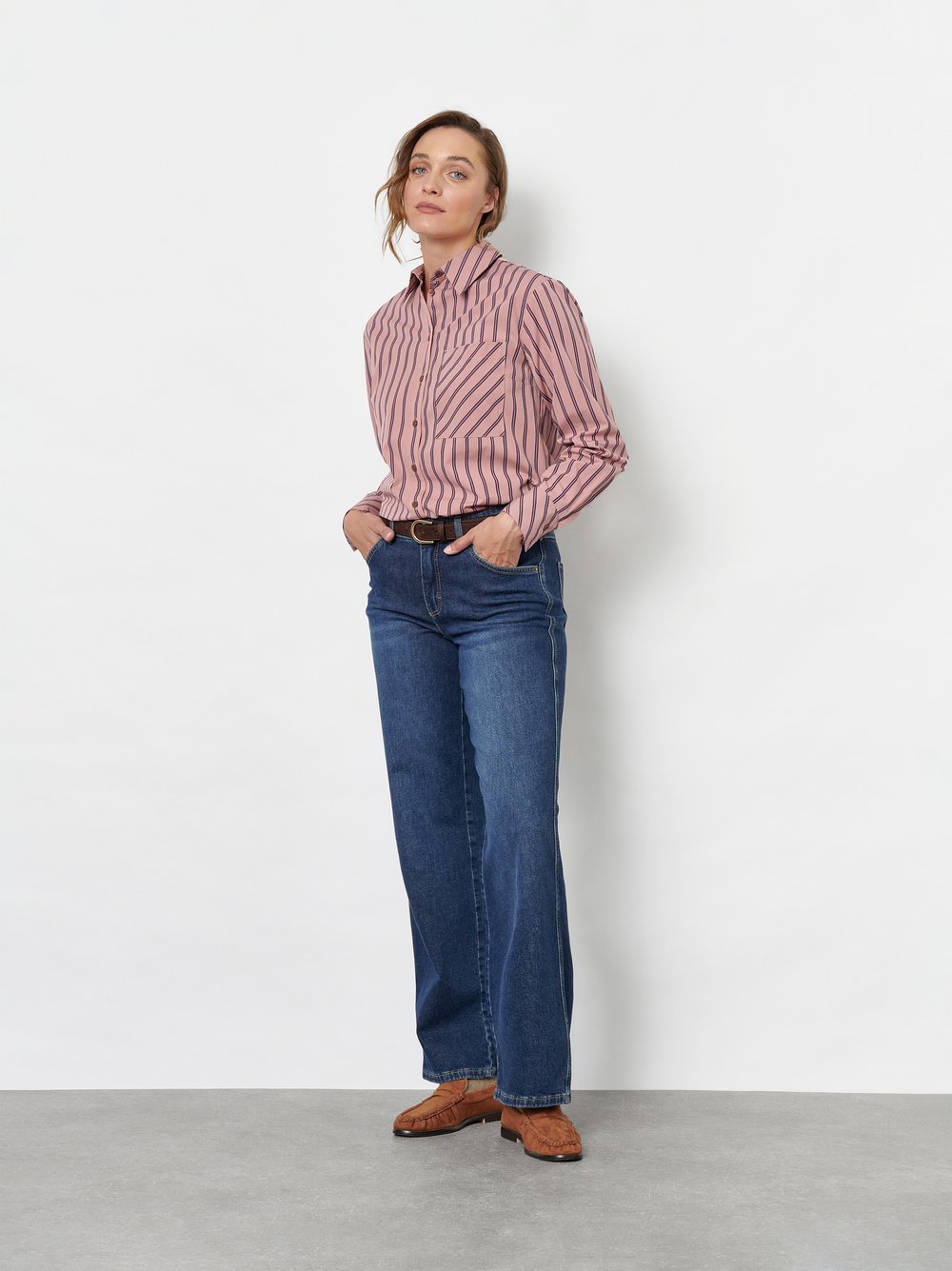 Damenbluse Clyde in Rose/Blau, Gestreiftes Hemd aus Baumwolle, Outfitansicht am Model