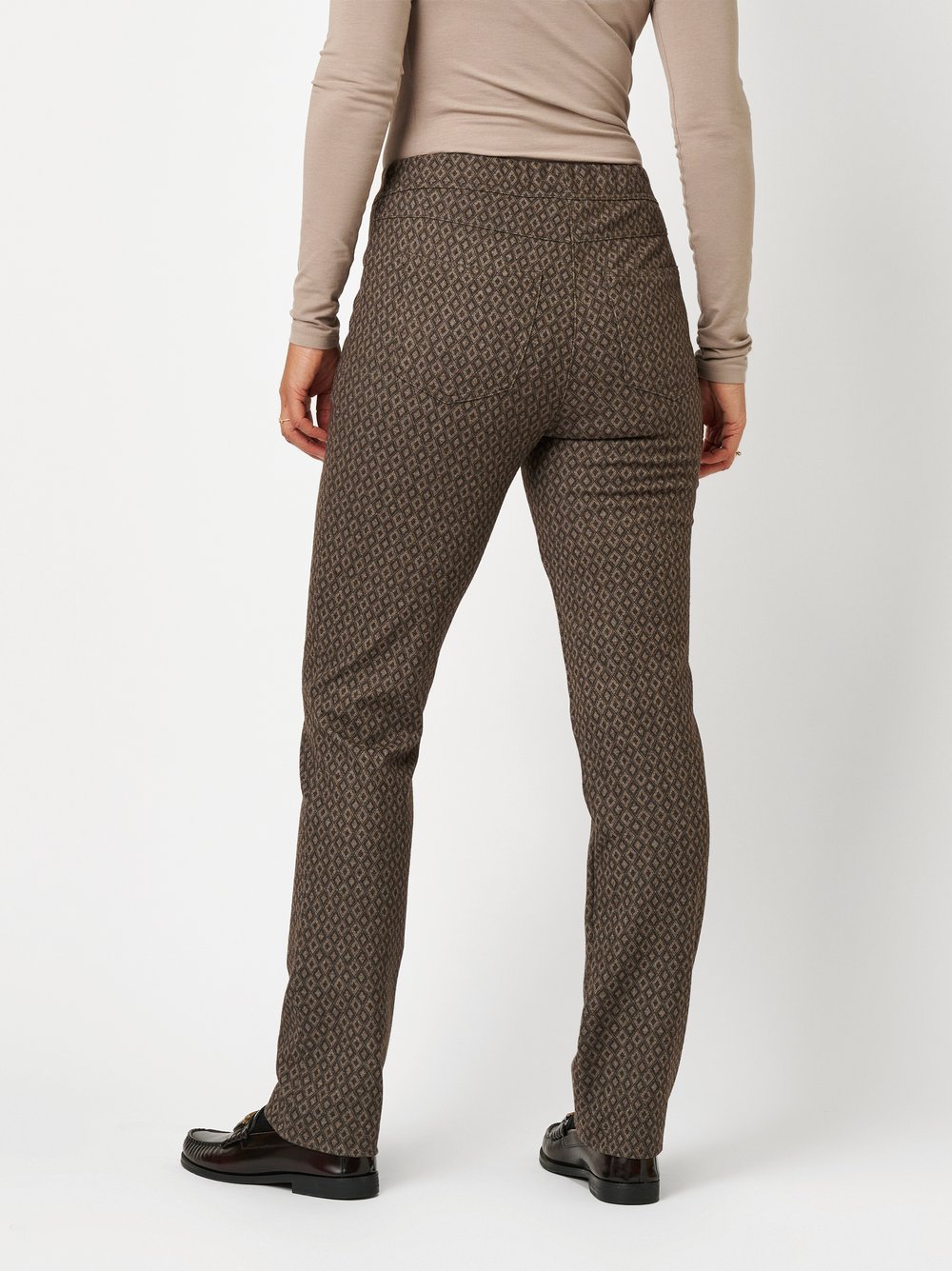 Damenhose Alice Zip in Braun, Schlupfhose mit Rautenmuster und Zippertaschen, Rueckansicht am Model getragen