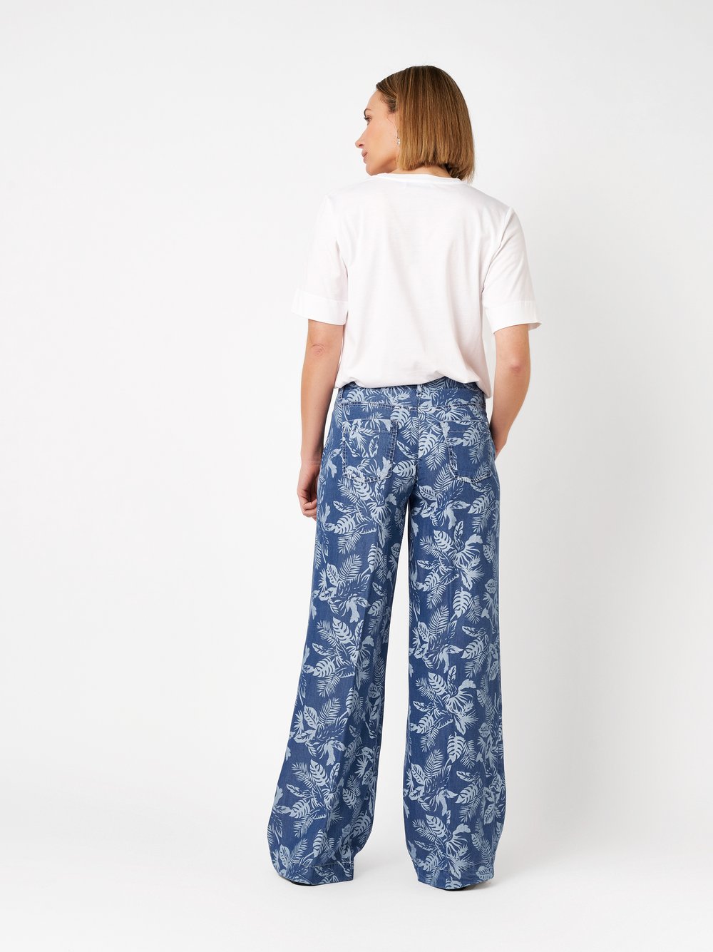 Damenjeans Liv Wide in blue, Fliessende Wide Leg mit tropischem Print, Rueckansicht am Model getragen