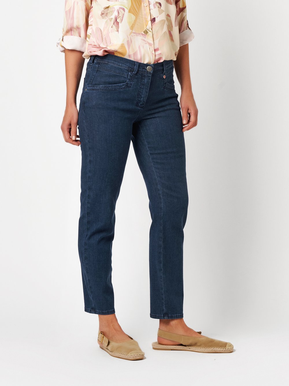 Damenjeans Meine beste Freundin 7/8 in dark blue, 7/8-Jeans mit designstarker Taschenloesung, Frontansicht am Model getragen