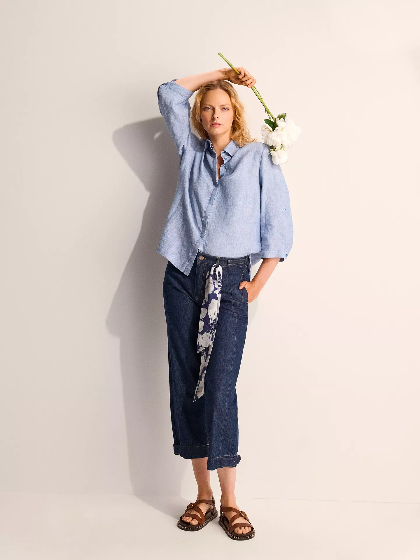 Neueste Jeanstrends – modern, entspannt und voller Stilgefühl. Die Barrel-Fit Jeans Liv bringt frische Leichtigkeit in deine Looks. Mit lässigen Details wie Schnallen und markanter Silhouette.

#TONIFashion #FreshStart