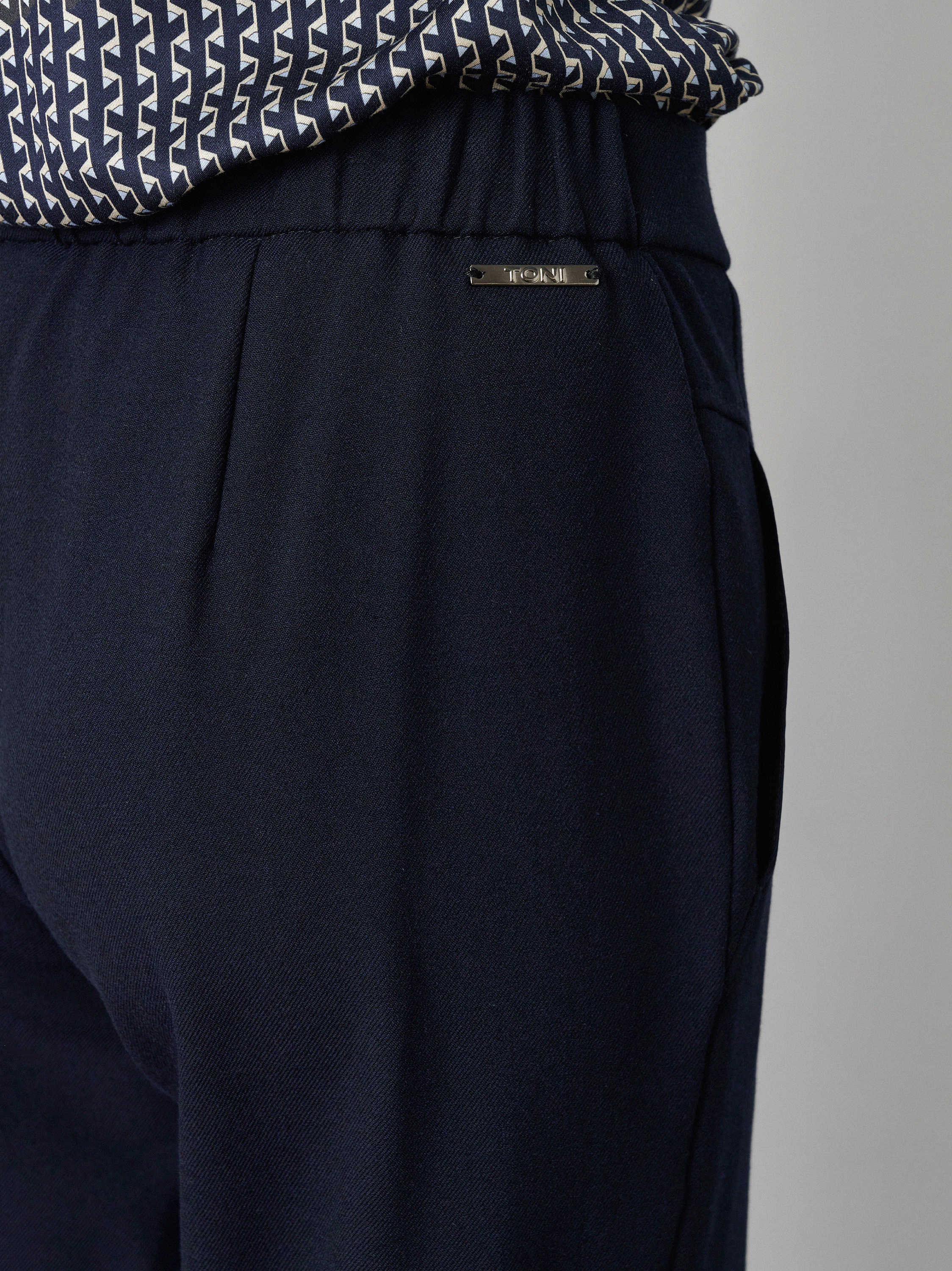 Damenhose Sue in Marine, Weite 7/8-Hose aus Gabardine, zweite Detailansicht