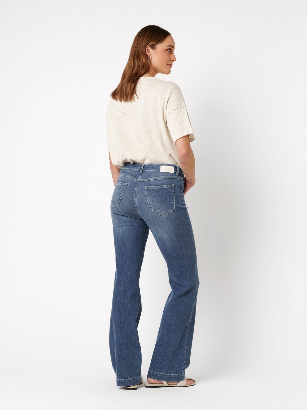 Damenjeans Perfect Shape Bootcut in mid blue, Bootcut-Jeans mit kleinen Fronttaschen, Rueckansicht am Model getragen