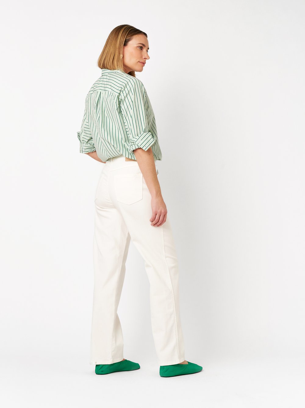 Damenjeans Liv Wide in offwhite, Wide Leg Jeans, Rueckansicht am Model getragen