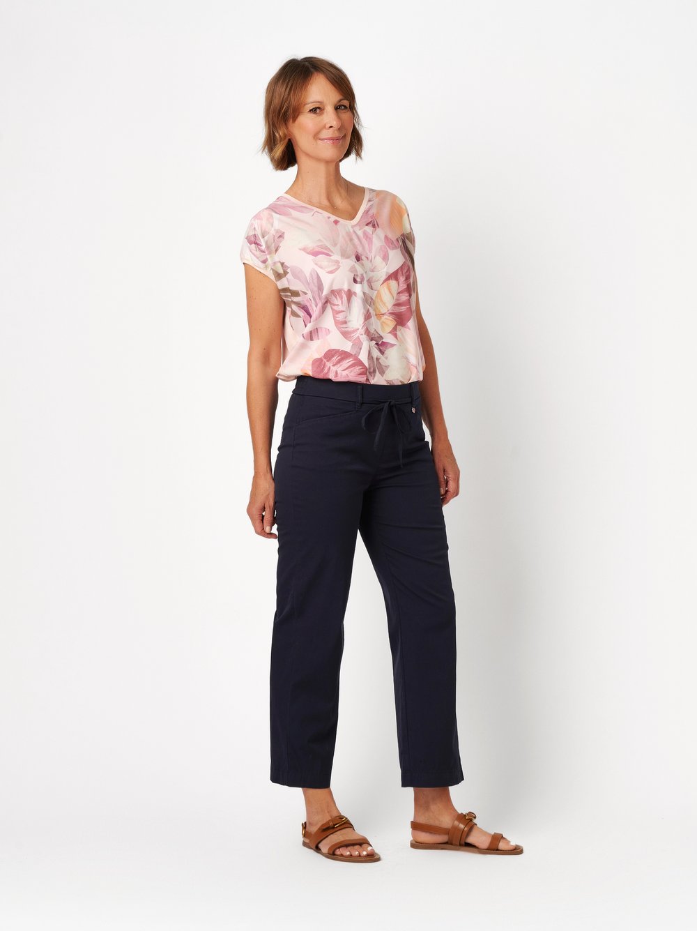 Womens trousers Scarlet Wide 3/4 in dark blue, wide-leg trousers in 3/4 length, outfit view worn by model