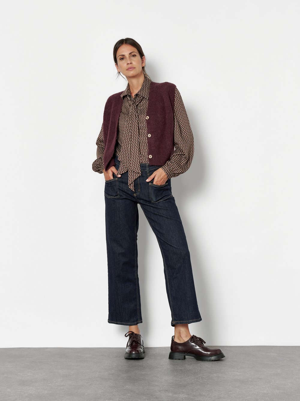 Damenjeans Liv Wide 7/8 in Rinsed Blue, 7/8 Wide-Leg Jeans mit grafischen Fronttaschen, Outfitansicht am Model