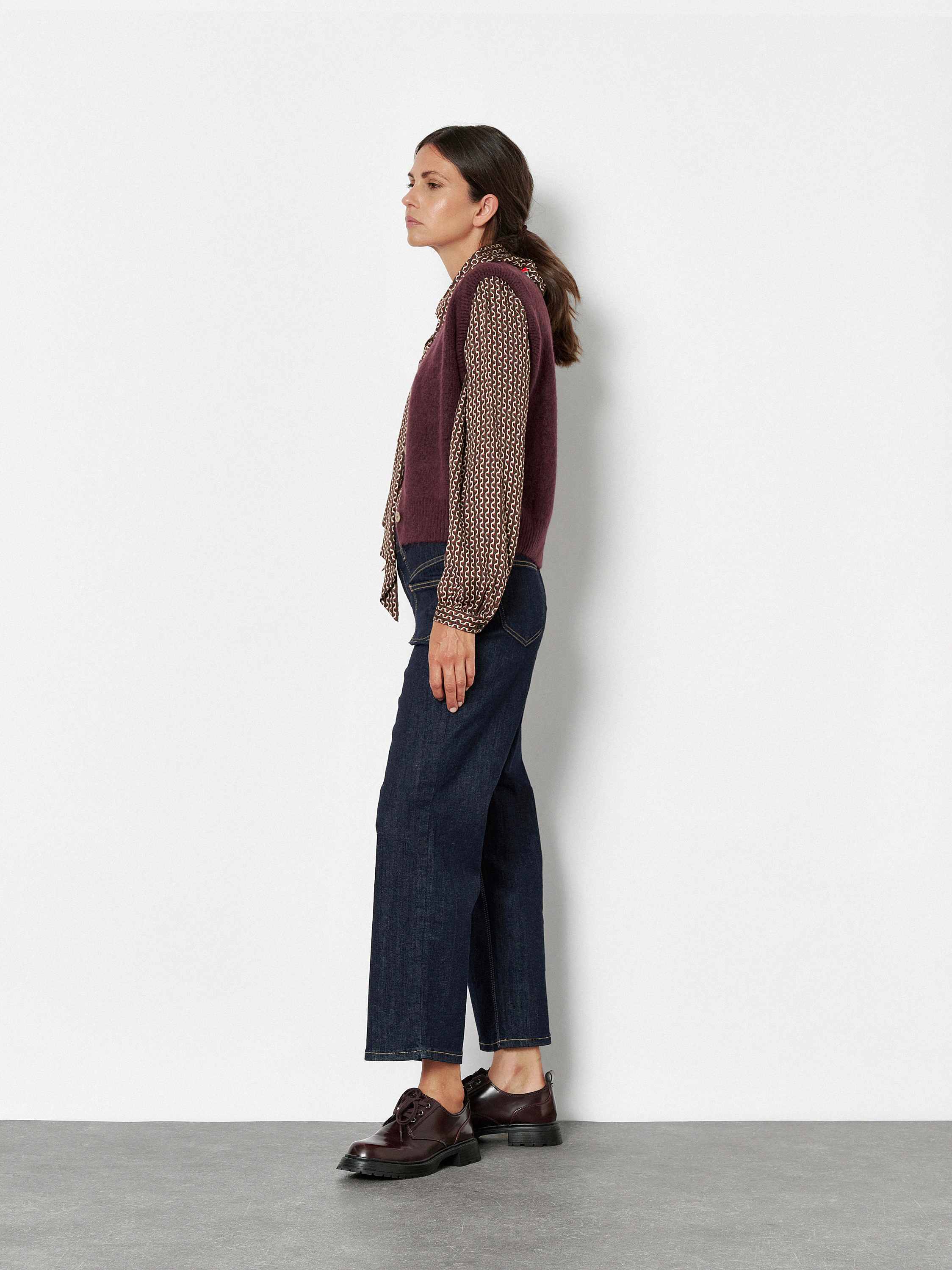 Damenjeans Liv Wide 7/8 in Rinsed Blue, 7/8 Wide-Leg Jeans mit grafischen Fronttaschen, Outfitansicht am Model