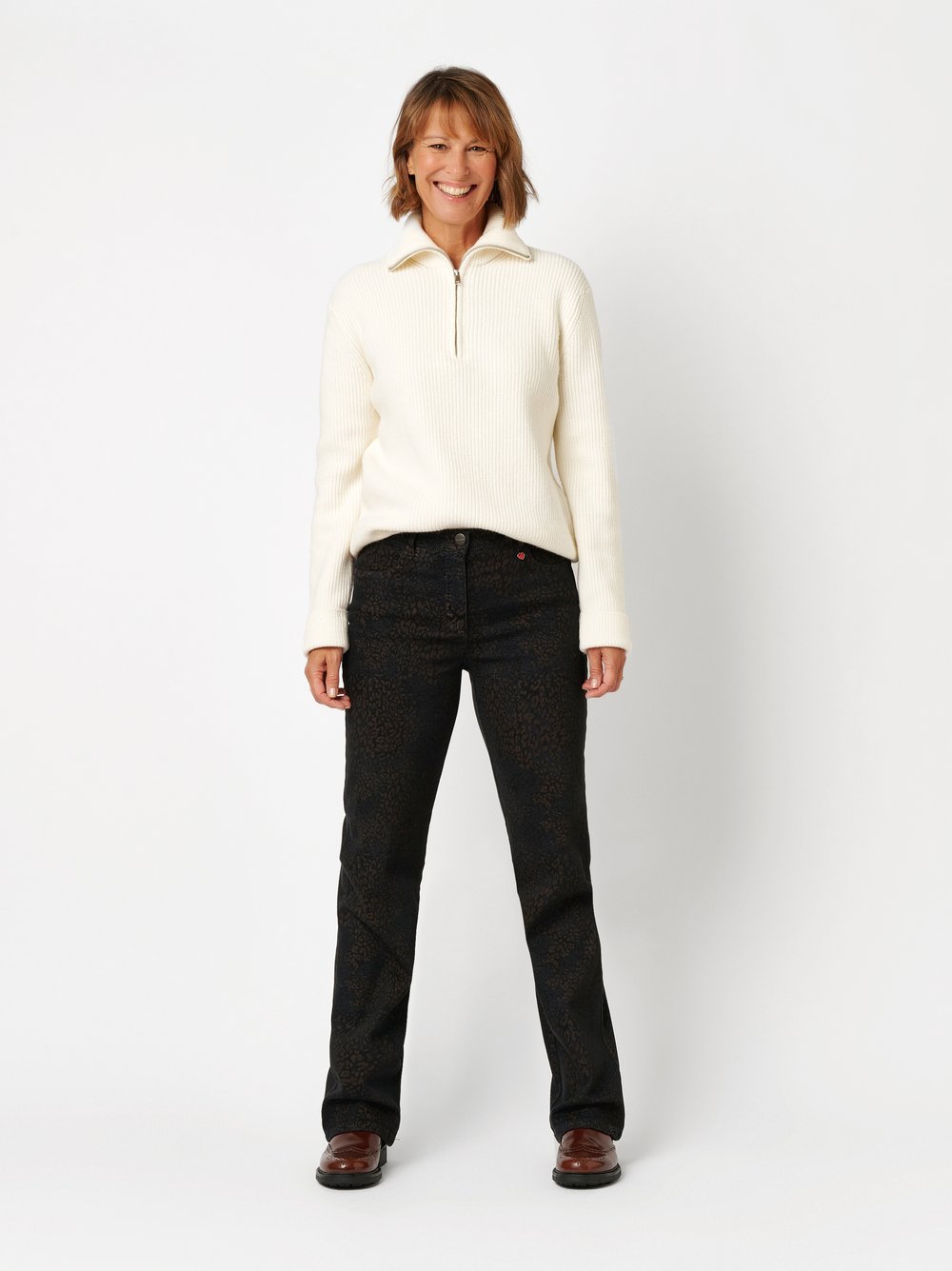 Damenjeans Meine beste Freundin in Dunkelbraun, straight-Fit Hose mit Leoprint, Outfitansicht am Model