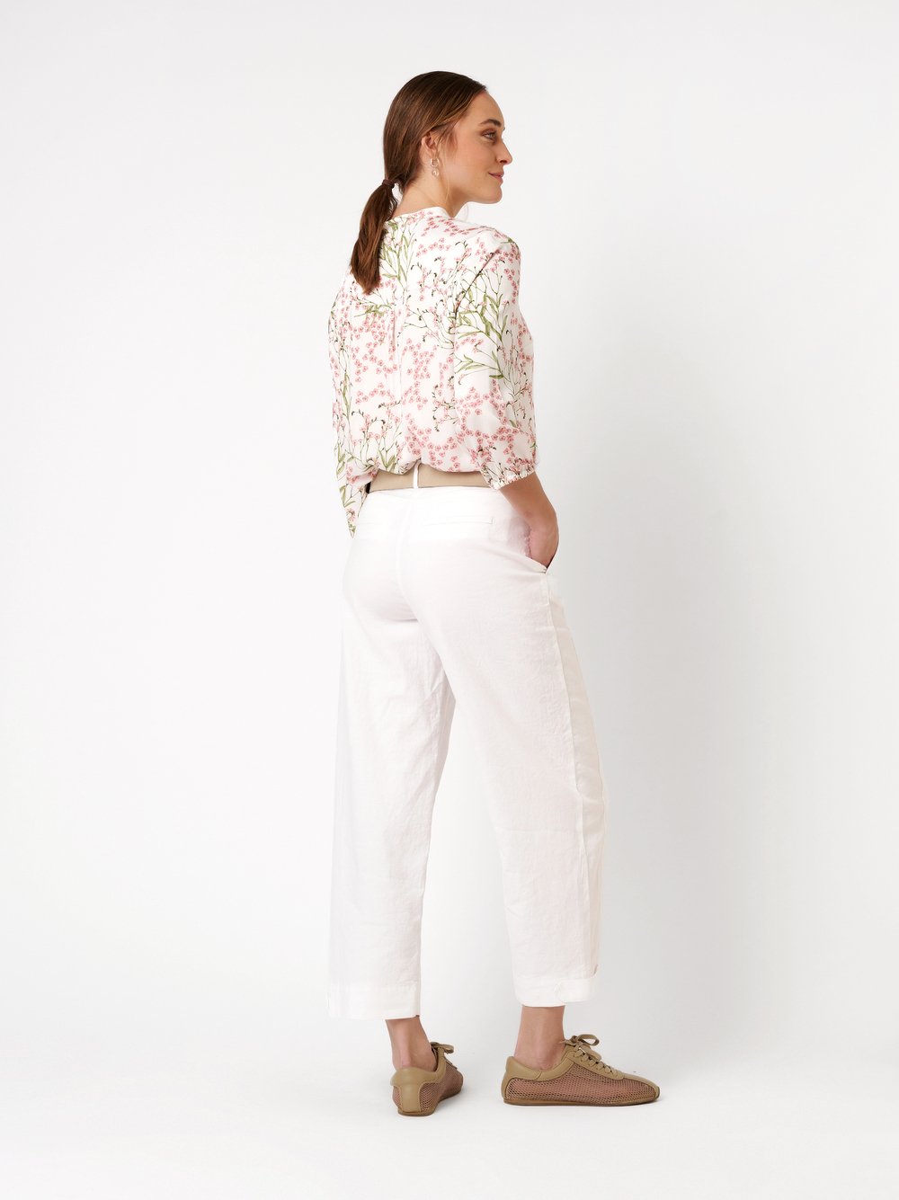 Damenbluse Bella in multicolour pink, seidige Schlupfbluse mit Flowerprint, Rueckansicht am Model getragen