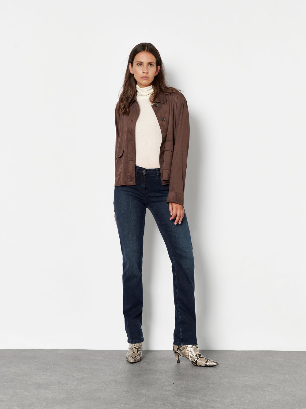 Damenjeans Perfect Shape in Dark Blue, regular-Fit Jeans mit Shapingeffekt, Outfitansicht am Model